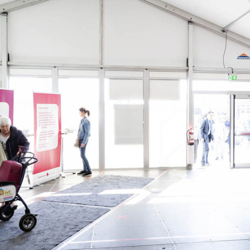 2020-04-07 09:56:02 DEN BOSCH - Koning Willem-Alexander arriveert in de triagetent bij het Jeroen Bosch ziekenhuis. De koning laat zich informeren over de behandeling van reguliere patienten en hoe het ziekenhuis omgaat met het coronavirus. ANP POOL ROYAL IMAGES ROBIN VAN LONKHUIJSEN