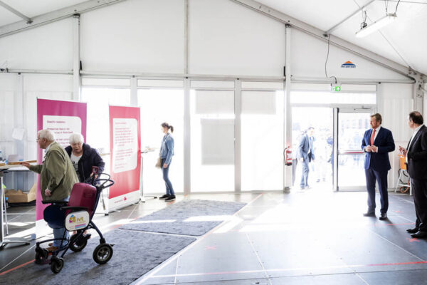 2020-04-07 09:56:02 DEN BOSCH - Koning Willem-Alexander arriveert in de triagetent bij het Jeroen Bosch ziekenhuis. De koning laat zich informeren over de behandeling van reguliere patienten en hoe het ziekenhuis omgaat met het coronavirus. ANP POOL ROYAL IMAGES ROBIN VAN LONKHUIJSEN